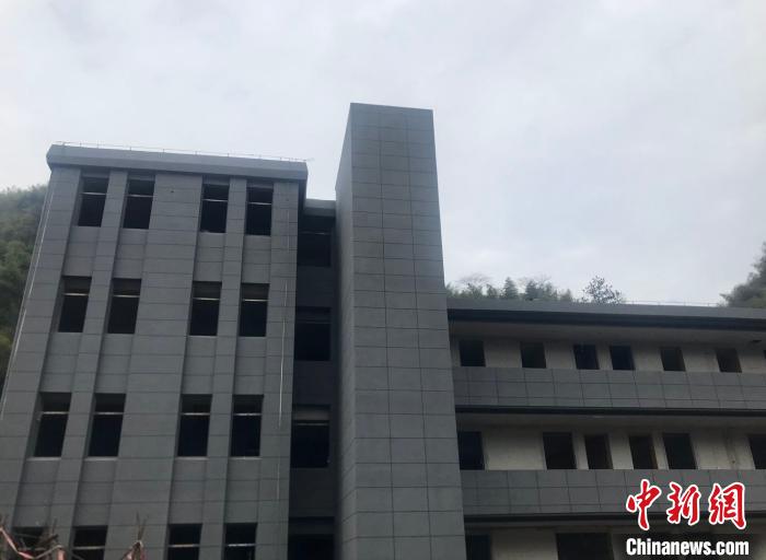 正在建设中的黄坛镇榧坑村区域性居家养老服务中心。　李典 摄