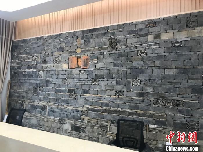 为让老人们有归属感，强蛟镇便民服务中心将墙面装修成旧瓦片风格。　李典 摄